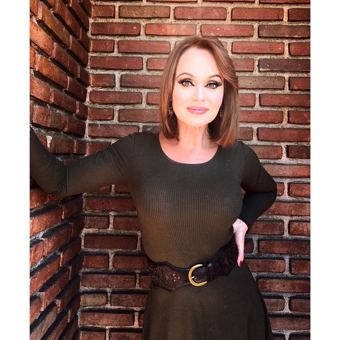 <b>Gaby Spanic</b> llegó a casa de su hermana con cámaras de televisión para que captaran su emotivo encuentro, pero al parecer a 
<b>Dany</b> no le gustó esto. Una exempleada contó a 'TVNotas' que a raíz de esto 
<b>Daniela</b> había corrido de su casa a 
<b>Gabriela</b>, distanciándolas una vez más.