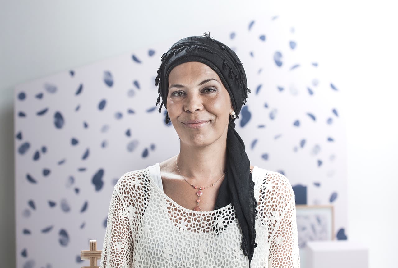 Dueño: “El cáncer me hizo tomar las riendas de mi vida. A partir del cáncer me liberé. Antes estaba limitada, impedida, ciega y no veía tantas cosas... pero ahora las veo y no pienso volver atrás. Ahora yo decido”. Cecilia Rogow. Tiene 44 años y hace 4 años le descubrieron cáncer de mama. Al mes de iniciar el tratamiento el cáncer hizo metástasis en huesos, hígado y pulmón.