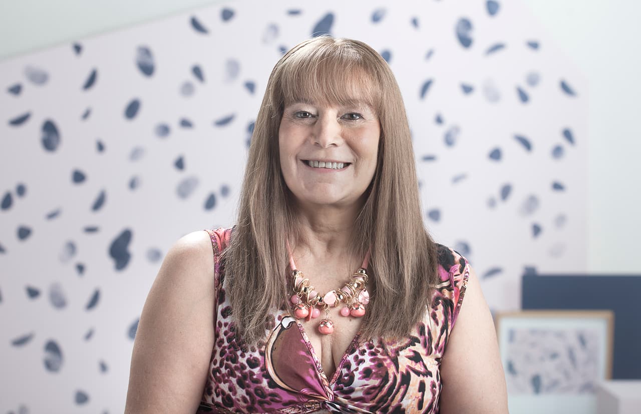 Información: “Viene bien que den información sobre el cáncer para que la gente se saque ciertos fantasmas: la quimio no te mata, te da vida. El rayo no te quema, te sella todas las células que puedan llegar a tener cáncer. Las cauteriza para que no contaminen a otras células”. Silvina Romera. Tiene 53 años y en 2009 le detectaron cáncer de mama con metástasis en los ganglios. A principios de 2016 le encontraron focos en la médula ósea.