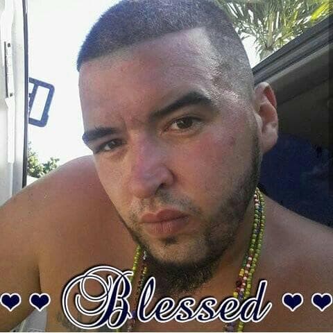 Omar Álvarez, de 29 años llegó a su casa este domingo por la tarde y estaba organizando algunas cosas en el maletero del carro, cuando se le acercó un sospechoso