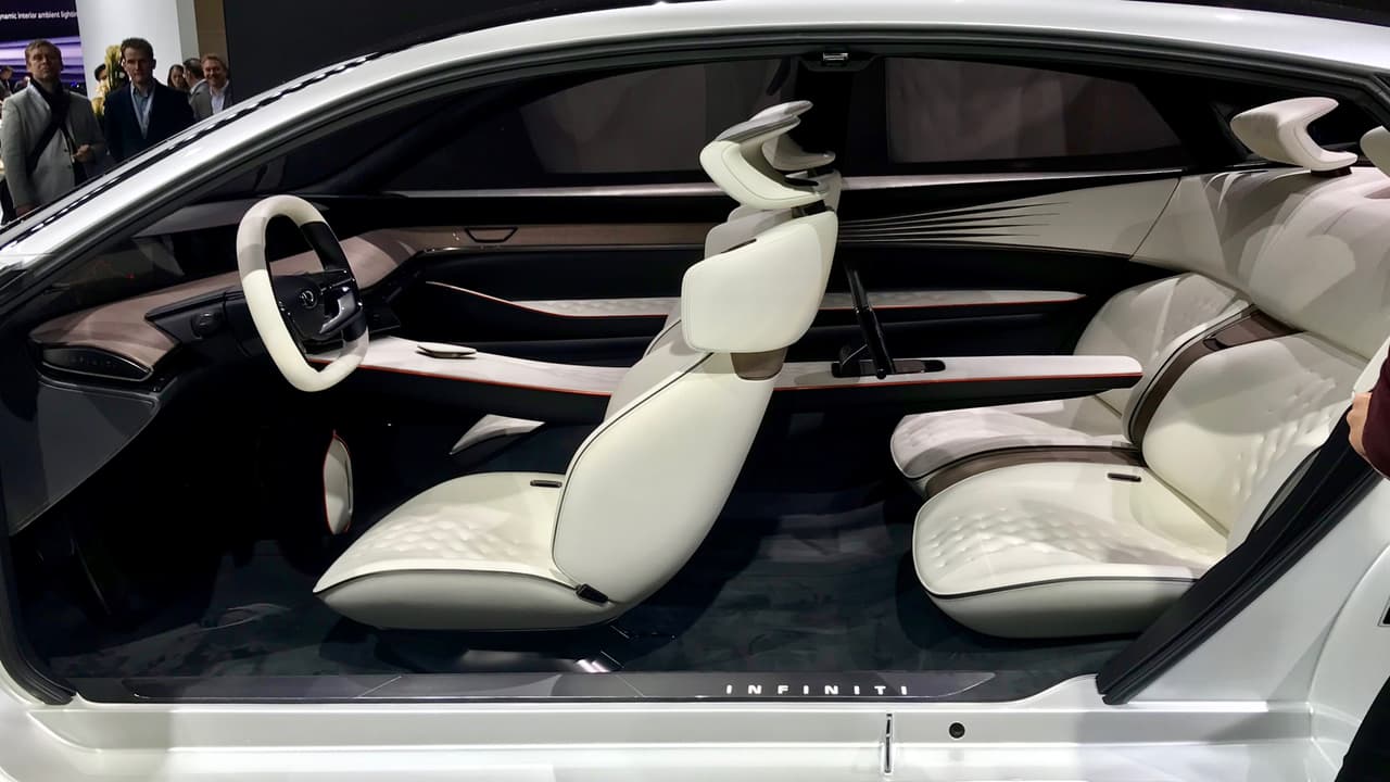 <h3 class="cms-h3-H3">Conceptos y prototipos.</h3>
<br>
<br>El interior del
<b> Infiniti Q Inspiration Concept</b> es hermoso y minimalista, pero a diferencia de su exterior está plantado firmemente en el ámbito del futurismo. Nos gusta el hecho de que este concepto sea un sedán mediano y no una crossover o SYV, para variar.