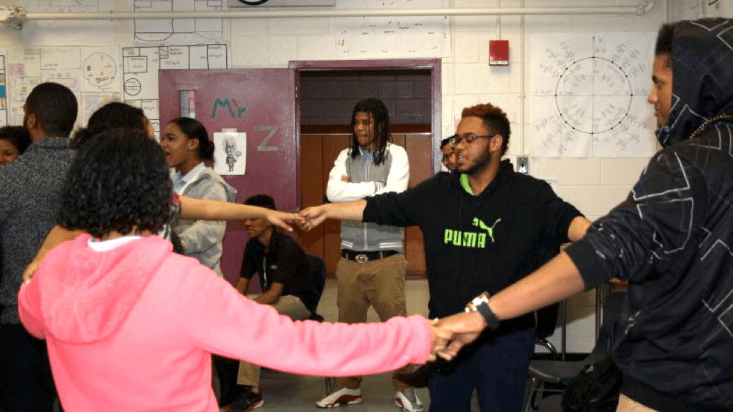 Esta secundaria bilingüe demuestra que aprender en español e inglés puede aumentar las tasas de graduación