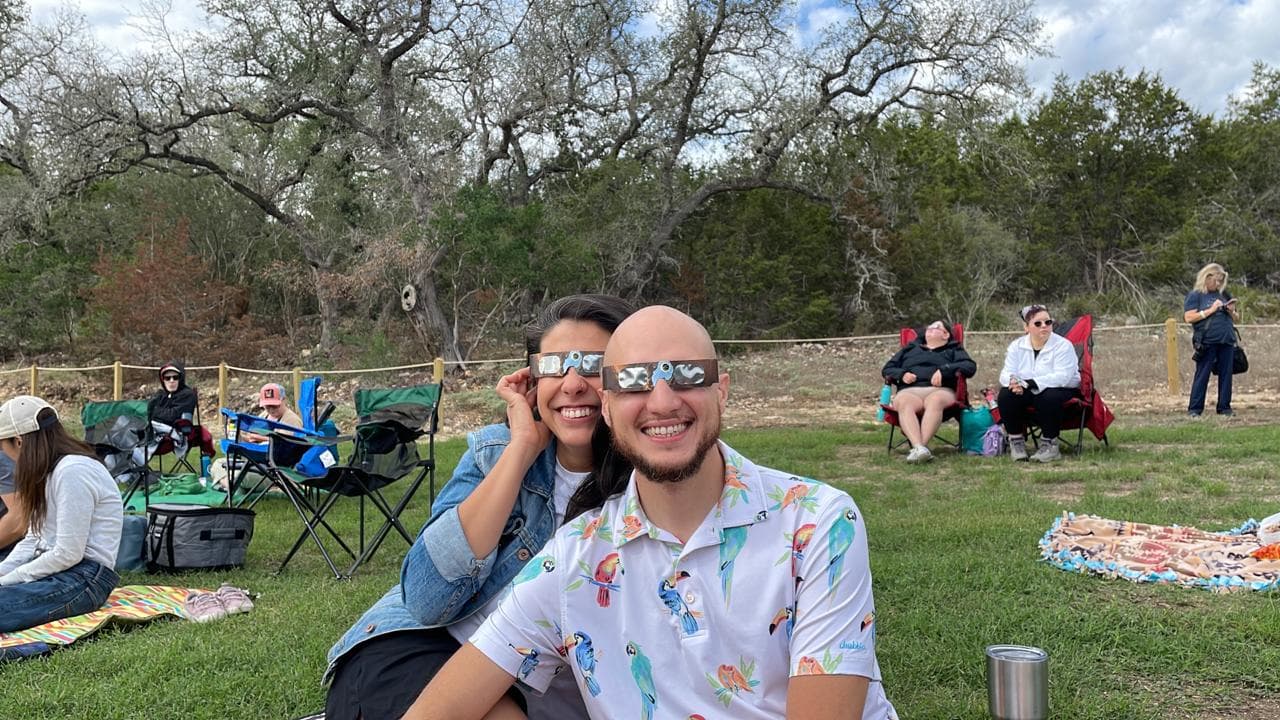 El picnic ideal en las áreas verdes de New Braunfels con el eclipse solar anular y un ambiente único.