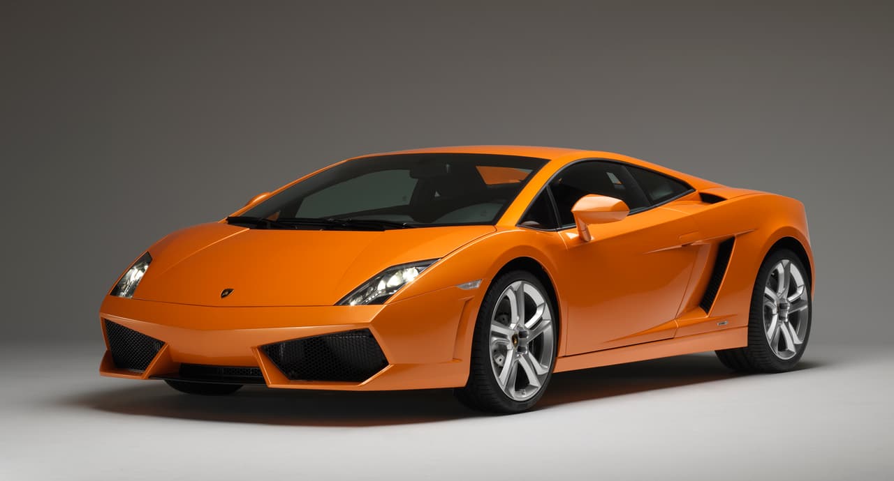 El Gallardo fue uno de los primeros modelos de Lamborghini en la década de 2000, del cual se fabricaron más de 7,000 unidades. Su motor es de 5.2 litros, V10 de cuatro válvulas por cilindro, 398 libras-pie de torque y 542 caballos de fuerza.