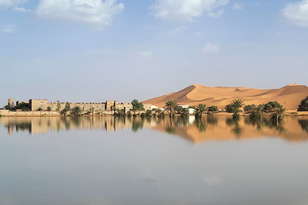 Un oasis se ve reflejado en un lago formado por intensas lluvias en la localidad desértica de Merzouga, cerca de Rachidia, en el sureste de Marruecos, el miércoles 2 de octubre de 2024.