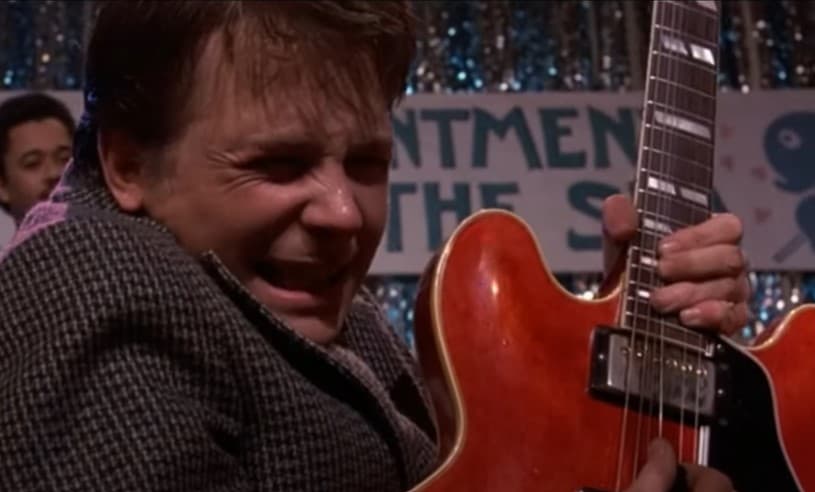 <b>‘Volver al futuro’</b>
<br>En una de las escenas más recordadas, cuando Marty McFly regresa a 1955 y toca su guitarra en el baile de la escuela, hay un serio error: la guitarra es un modelo Gibson ES-345, el cual fue producida por primera vez hasta 1958.