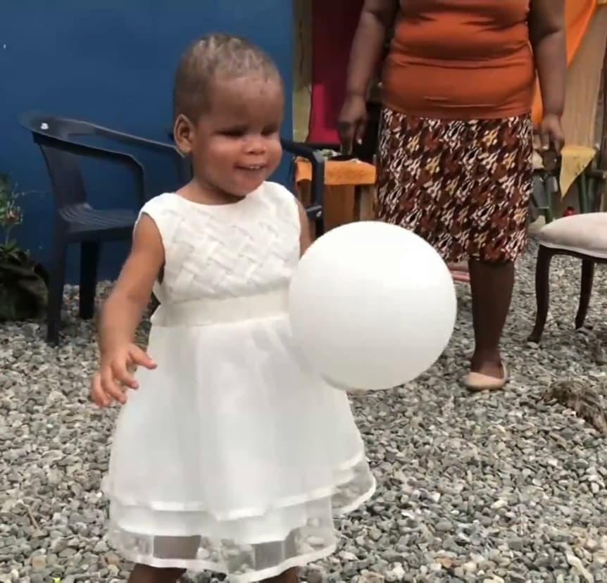 Los que quieran ayudar a esta pequeña pueden llamar al : 829-918-0190.