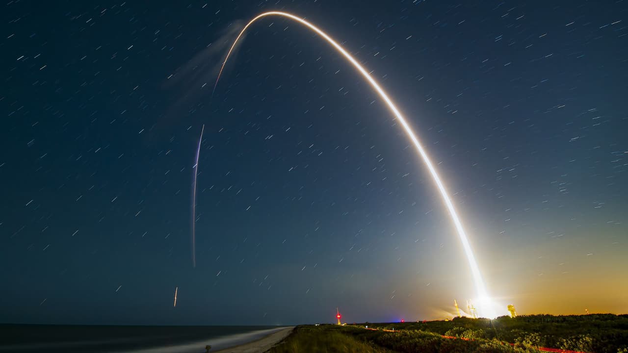 Una fotografía muestra, con un ligero efecto, el lanzamiento del Falcon 9 de SpaceX.