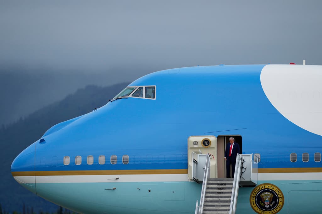 Donald Trump llegó a la Base Conjunta de Elmendorf-Richardson, Alaska, a bordo del Air Force One.