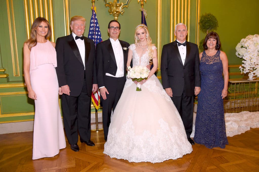 El presidente Donald Trump y la primera dama Melania Trump estuvieron entre los 300 invitados a la boda del secretario del Tesoro, Steve Mnuchin, y su novia, la actriz escocesa Louise Linton. La ceremonia fue oficiada a unas cuadras de la Casa Blanca y la ofició el vicepresidente Mike Pence.