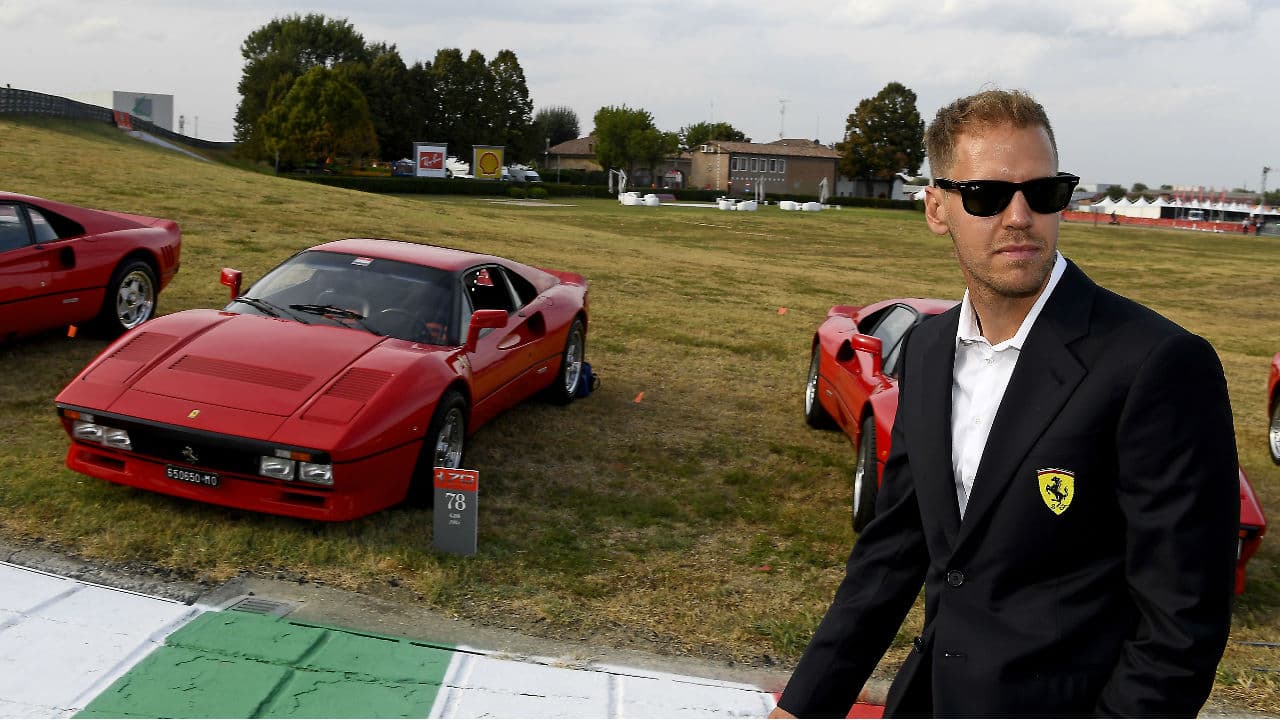 Obligatoria la asistencia de los pilotos de Ferrari a la gran fiesta. El alemán 
<b>Sebastien Vettel</b> acudió a la cita y recorrió la pista de Fiorano, en esta ocasión a pie, y para ser un simple espectador, testigo de los 70 años de la italiana. Recordemos que Ferrari ha sido ganador de 15 títulos mundiales de pilotos y 16 de constructores de Fórmula Uno.