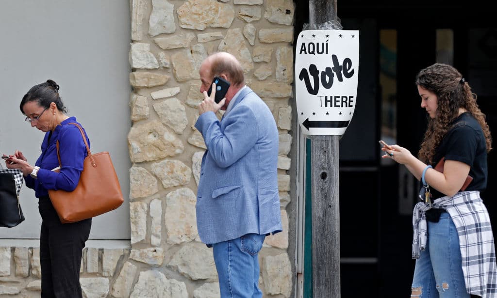 Ciudadanos de San Antonio (Texas) hacen fila para votar.