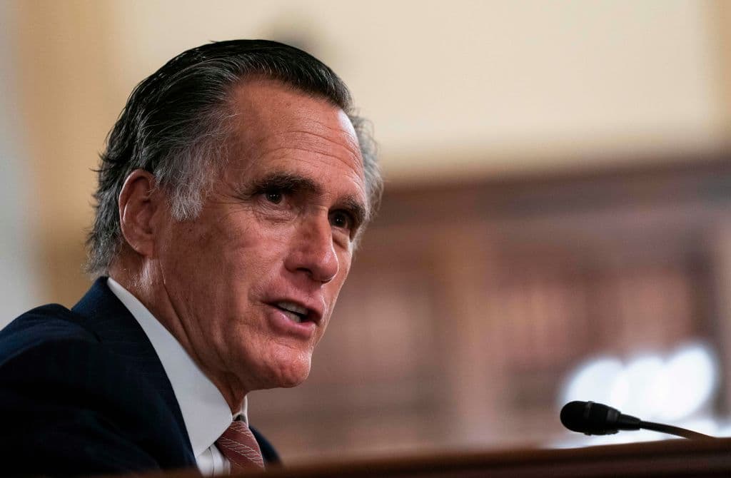 Del mismo modo, una 'voz libre' en el Partido Republicano es la del 
<b>senador por Utah, Mitt Romney</b>, 
<a href="https://www.univision.com/noticias/politica/senador-mitt-romney-dice-que-trump-ganaria-la-nominacion-republicana-en-2024">el único que votó contra Trump en los dos juicios políticos en su contra</a>. Las posiciones más moderadas de Romney en algunas esferas y sus decisiones bipartidistas en varios momentos, hacen que sea una figura clave para la implementación de la agenda de Biden, que necesitará votos republicanos para pasar importantes legislaciones, que en su mayoría requieren 60 votos para que sean sometidas a votación, por lo que es necesario que cuenten con el respaldo de todos los demócratas y de 10 republicanos.