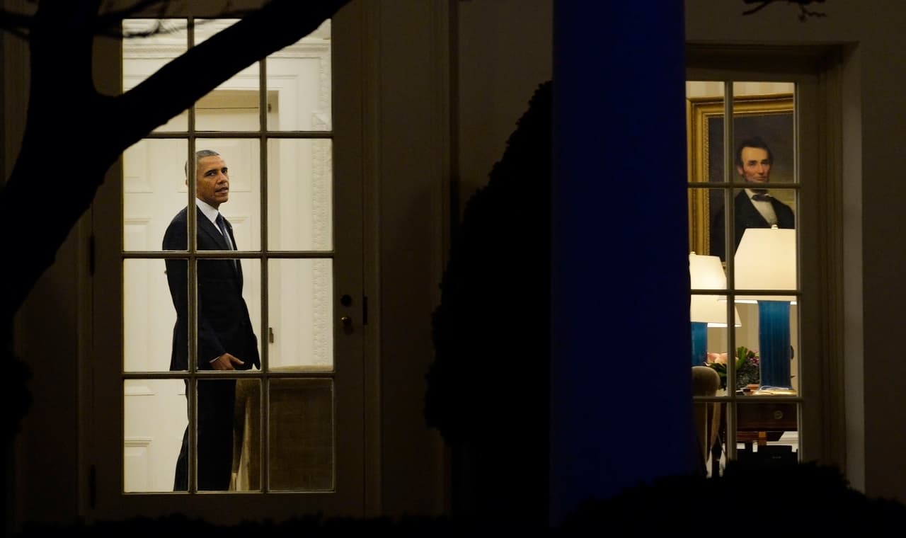 Fotografía de Barack Obama a través de las ventanas de la Oficina Oval, 2016.