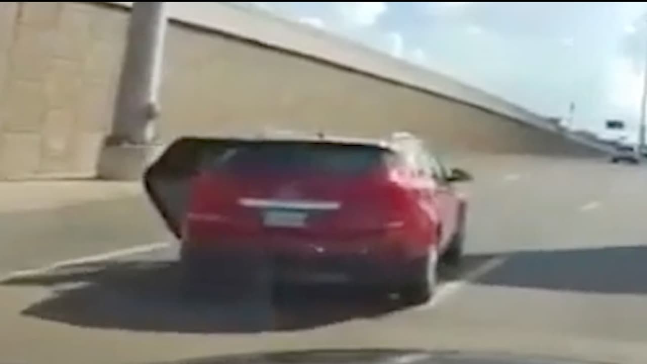 La puerta no tenía el seguro de niños, según dicen los documentos judiciales. La tía dice que no sabe donde se pone ese seguro.