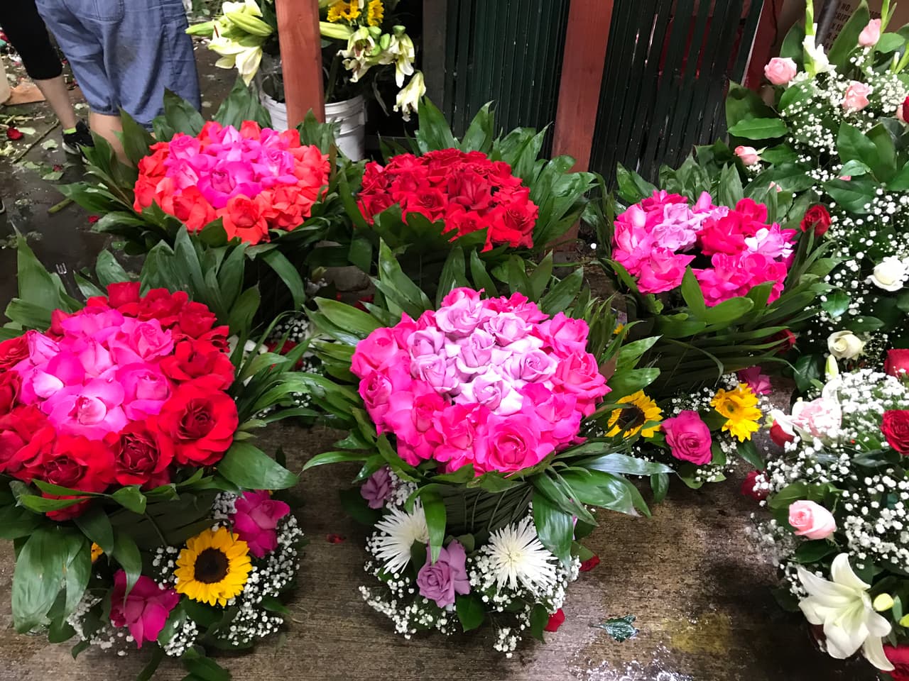 Las rosas, claveles y girasoles abundaron en las seis cuadras del distrito que reactivó sus actividades económicas en el mejor fin de semana de ventas del año para el sector.