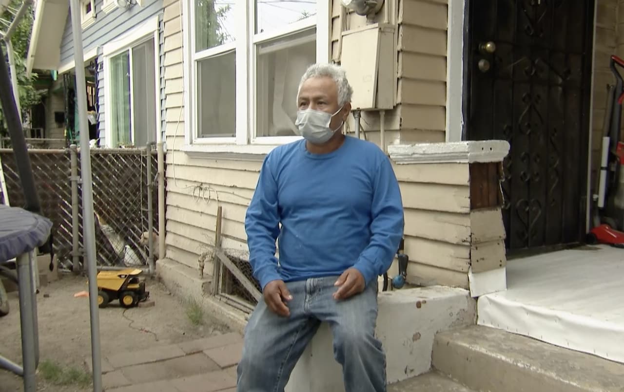 El amigo del vendedor ambulante, Fidencio, también presenció lo ocurrido desde su puesto de trabajo. Fidencio asegura que le decía a Ignacio: “‘ahorita ya vienen’, y sí, llegó la policía, y le decía yo, ‘Nacho, tú tranquilo”. Espera me paro, y yo le decía ‘no te pares, aquí estate’”.