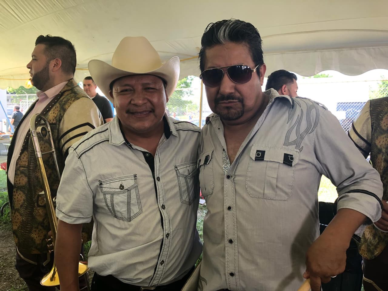 Mientras que El Feo aprovechó para tomarse fotos con el público y los músicos que estaban 'backstage'.