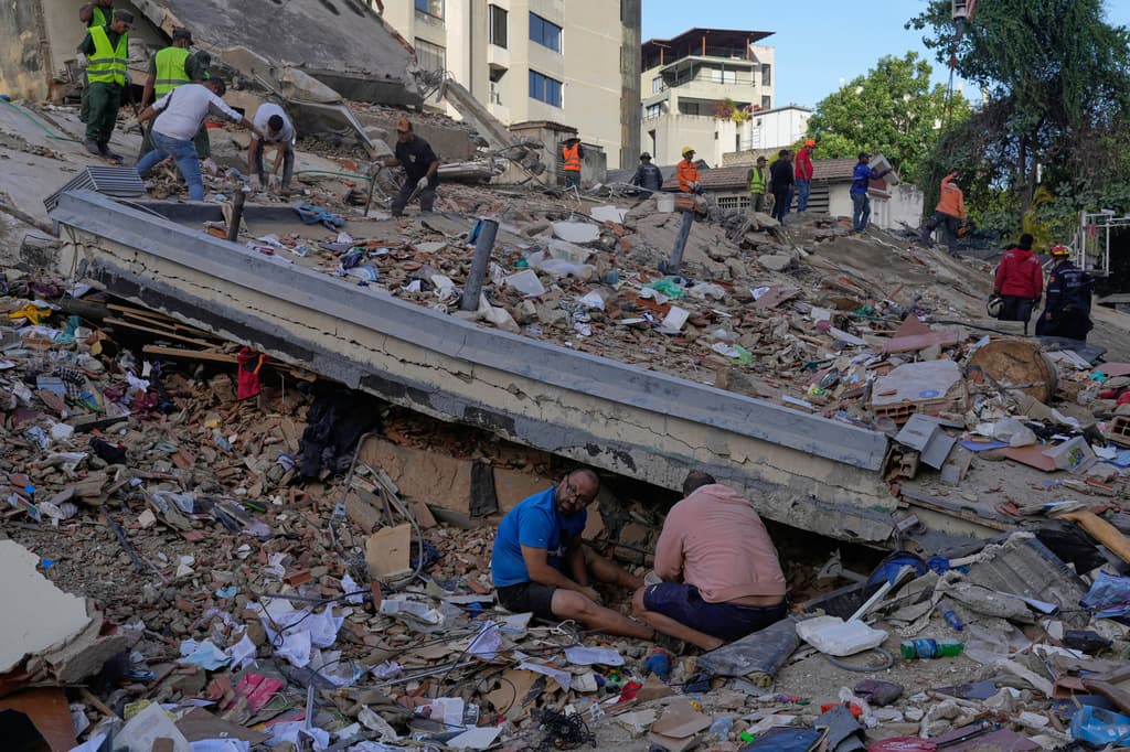 Residentes y equipos de rescate buscan entre los escombros de un edificio que colapsó a causa de los terremotos ocurridos el día anterior en Caracas, Venezuela, el jueves 25 de junio de 2026. (Foto AP/Ariana Cubillos)
