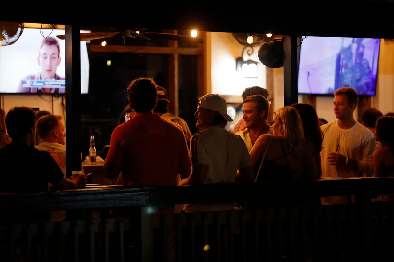 Este viernes fue el primer día que los bares y restaurantes de Florida pudieron operar a toda su capacidad, tras los cierres para prevenir la propagación del coronavirus.