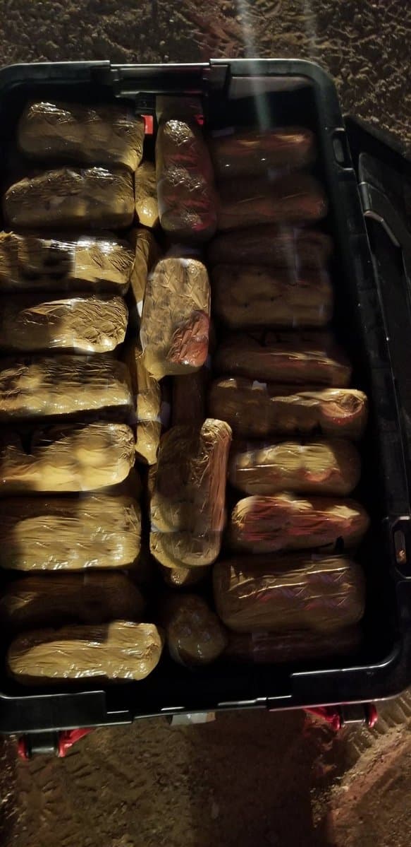 Dentro de los recipientes había paquetes con más de 143 libras de metanfetamina y más de 200 gramos de fentanilo, dos tipos de narcóticos cuyo decomiso se ha incrementado en la frontera suroeste.