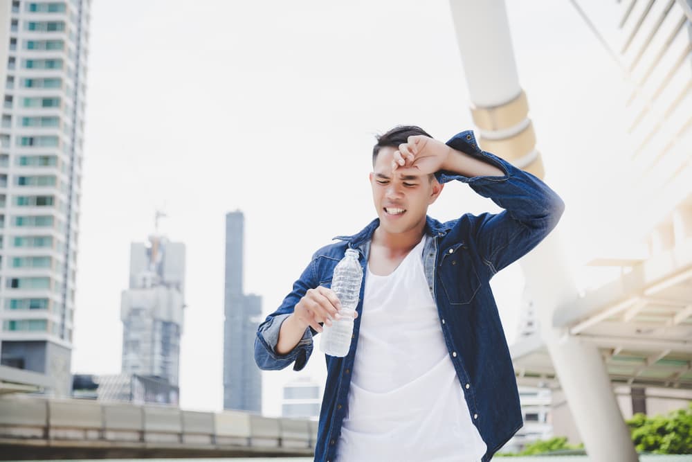 Esto obligaba a los ciudadanos ponerse ramitas de flores olorosas colgadas en la ropa para tratar al menos de neutralizar el espantoso olor.