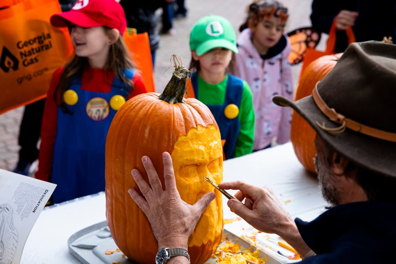 <b><a href="https://zooatlanta.org/event/boo-at-the-zoo/?utm_source=Atlanta+Parent&utm_medium=featured+listing&utm_campaign=Boo+at+the+Zoo">Boo at the Zoo (Hasta el 30 de octubre)</a></b>. Prueba golosinas en todo el zoológico; conoce a personajes caprichosos y amigables para los niños, disfruta de las vistas alegres y no aterradoras y crea recuerdos de Halloween para toda la familia.