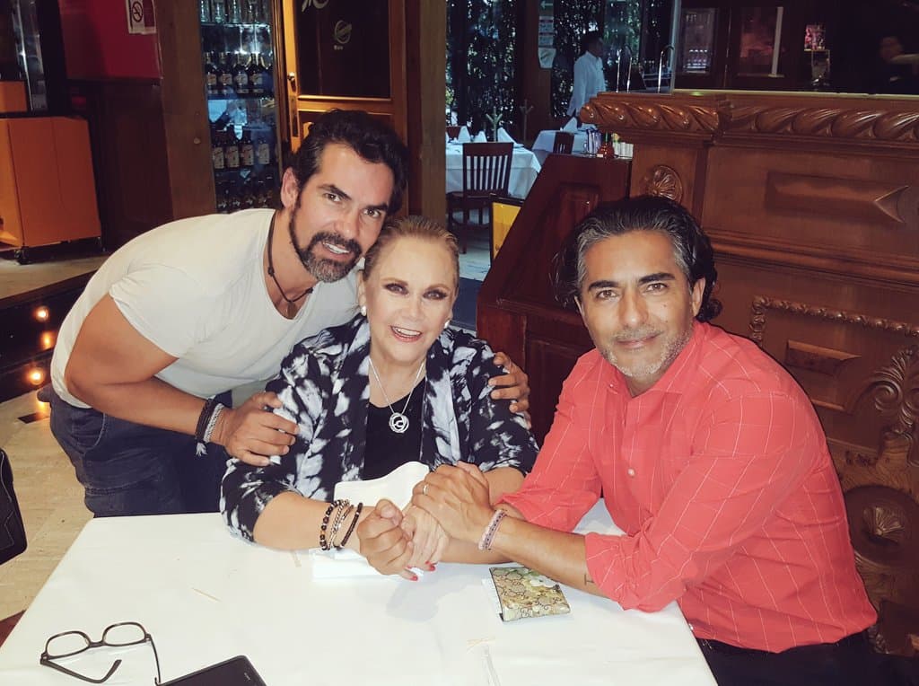 Raúl Araiza y su hermano Armando consintieron a su mami llevándola a comer.