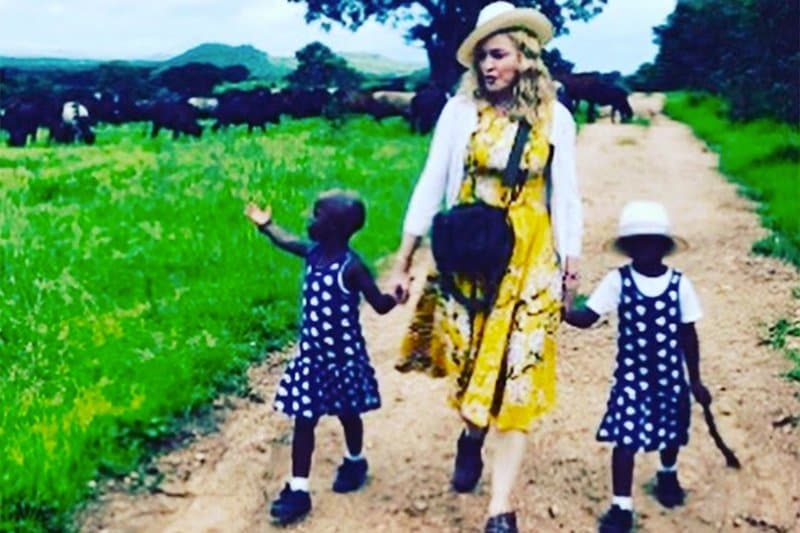 Madonna confirmó a principios del 2017, cuando tenía 58 años, que había adoptado a dos niñas gemelas de 4 años de Malawi.