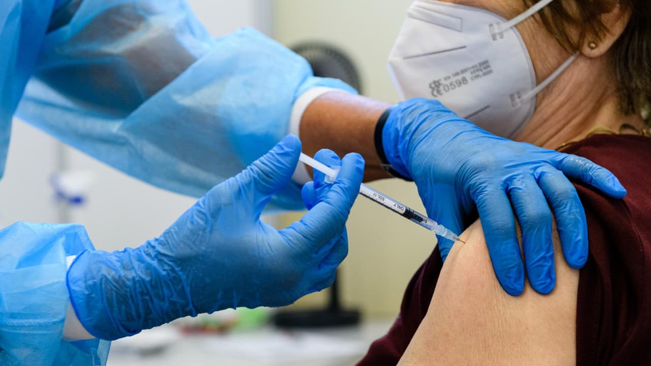 Los CDC aprueban los refuerzos actualizados de las vacunas contra covid-19 de Pfizer y Moderna 