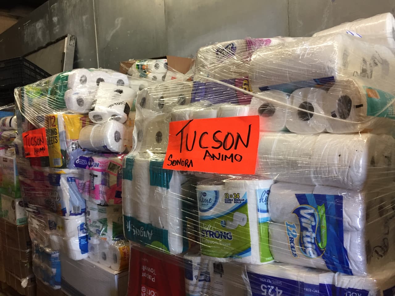 "Tucson...Anímo" así van marcados los paquetes que serán enviados en un camión a Sonora y de allí a las áreas afectadas.