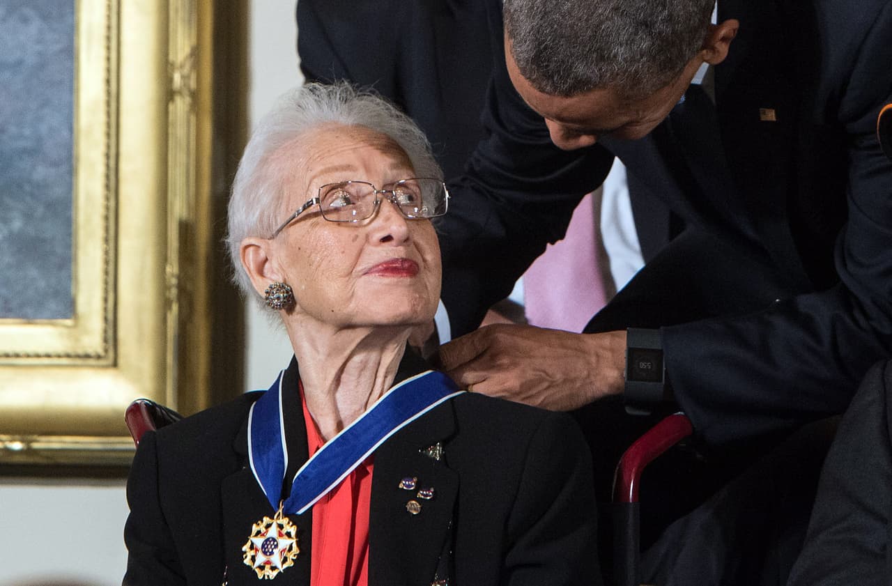 <b>Katherine Johnson, 101 años.</b> Esta científica afroestadounidense calculó las trayectorias de los cohetes y las órbitas de la Tierra para las primeras misiones espaciales de la NASA. Fue retratada en la exitosa película de 2016 ‘Hidden Figures’, sobre las pioneras trabajadoras aeroespaciales negras.
<a href="https://www.univision.com/noticias/estados-unidos/muere-katherine-johnson-la-mujer-que-hizo-posible-la-llegada-del-hombre-a-la-luna"><u>Murió el 24 de febrero</u></a>.
<a href="https://www.univision.com/noticias/medio-ambiente/20-fotos-historicas-de-la-llegada-del-primer-hombre-luna-asi-le-gano-eeuu-a-los-sovieticos-en-la-carrera-espacial-fotos"><u>Vea aquí 20 fotos históricas de la llegada del primer hombre Luna, cuando Estados Unidos le ganó a los soviéticos en la carrera espacial</u></a>