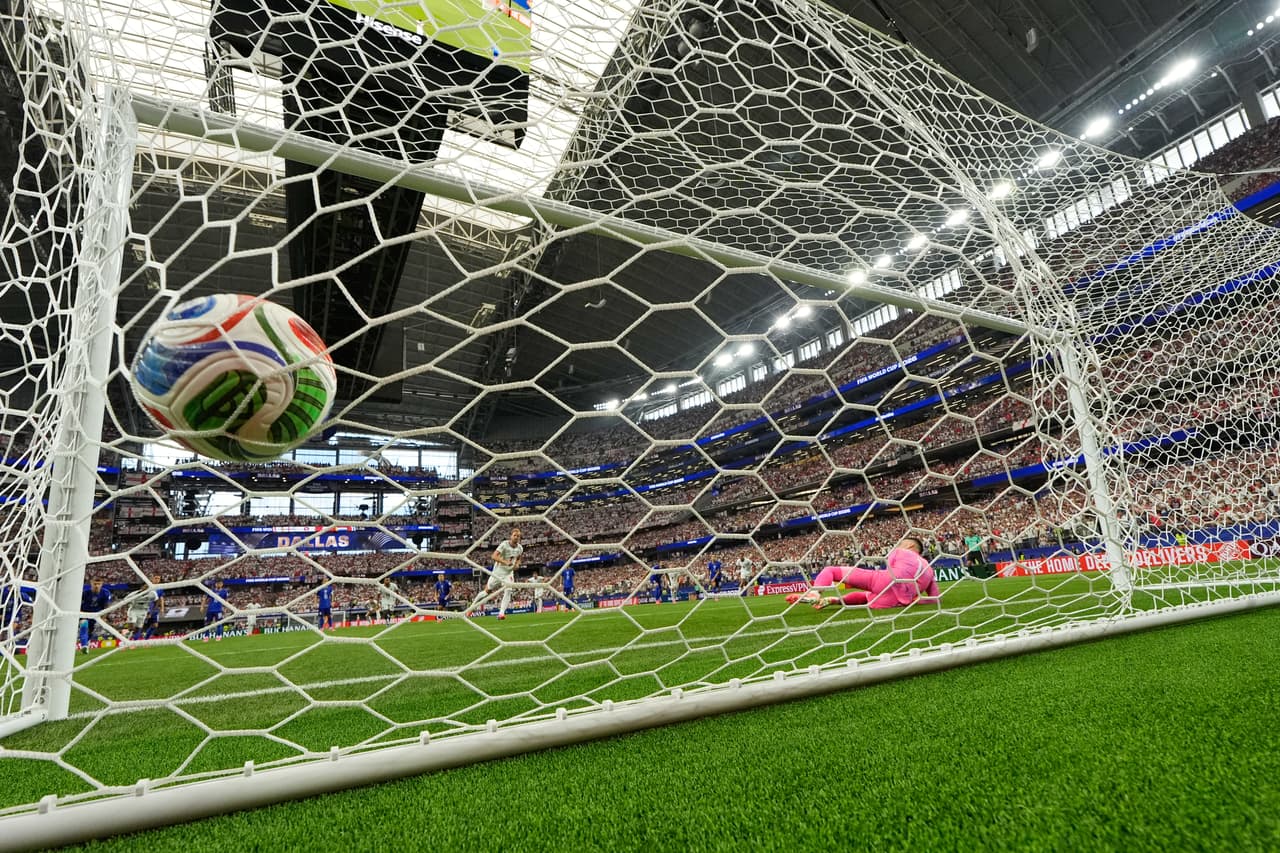 El inglés Harry Kane (9) marca de penalti durante el partido de fútbol del Grupo L de la Copa del Mundo entre Inglaterra y Croacia en Arlington, Texas.
