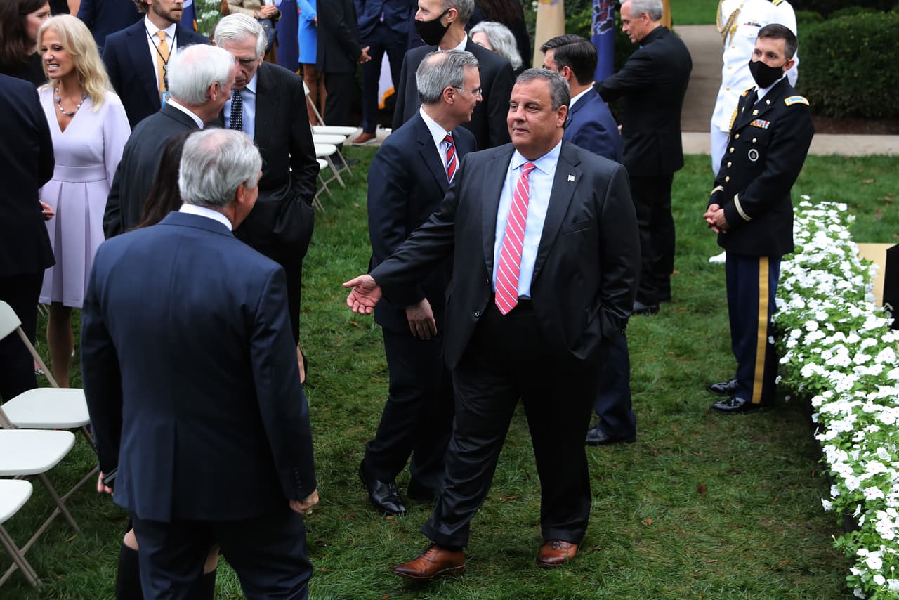 El exgobernador de Nueva Jersey Chris Christie (centro) conversa con otros invitados en el jardín de la Casa Blanca después de que el presidente Donald Trump anunciara la nominación de la jueza Amy Coney Barrett a la Corte Suprema, el 26 de septiembre del 2020 en Washington DC.