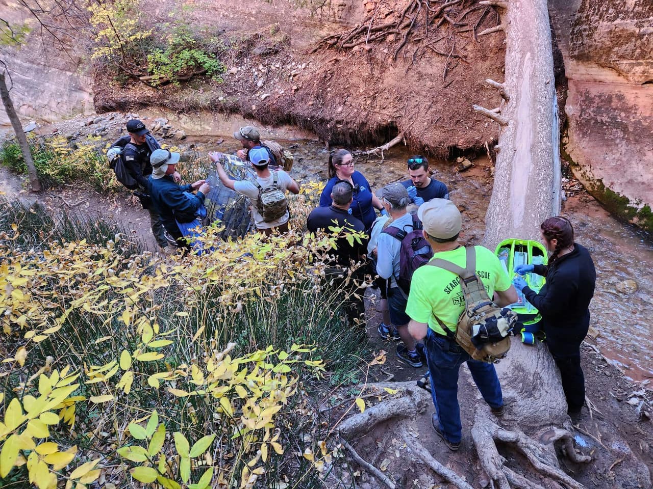 Fue asegurada con cuerdas para poder caminar sobre las rocas y el agua hasta donde se encontraba todo el equipo de rescatistas.