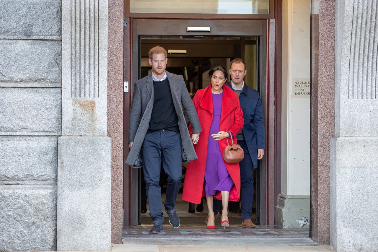 Meghan Markle y el príncipe Harry también visitaron la sede de la organización Tomorrow's Women Wirral, que auxilia a las mujeres desventajadas y en la tarde acudieron al centro Hive Wirral Youth Zone, que vela por el desarrollo de la juventud.