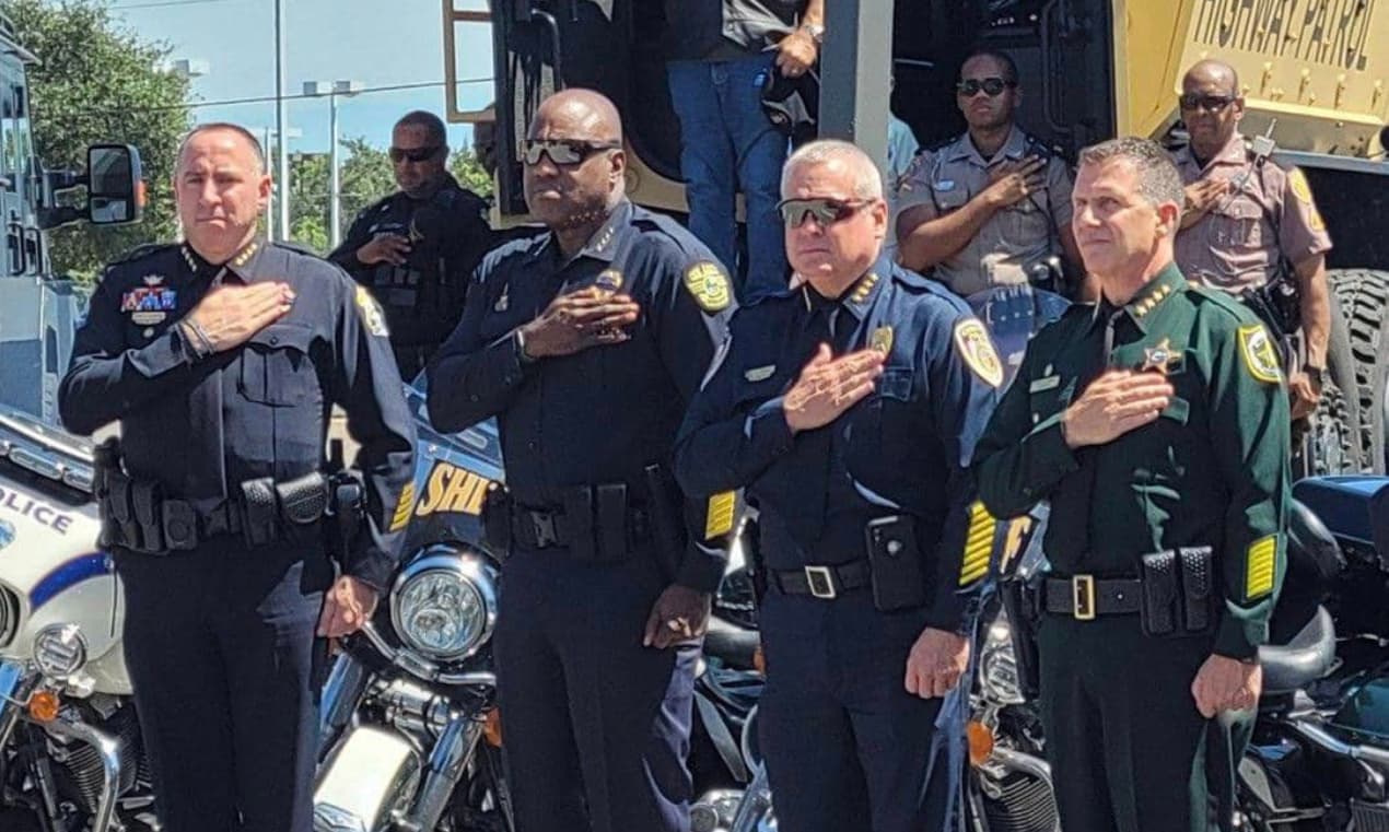 El alguacil del condado Orange, John Mina, durante el evento que recordó a las víctimas.