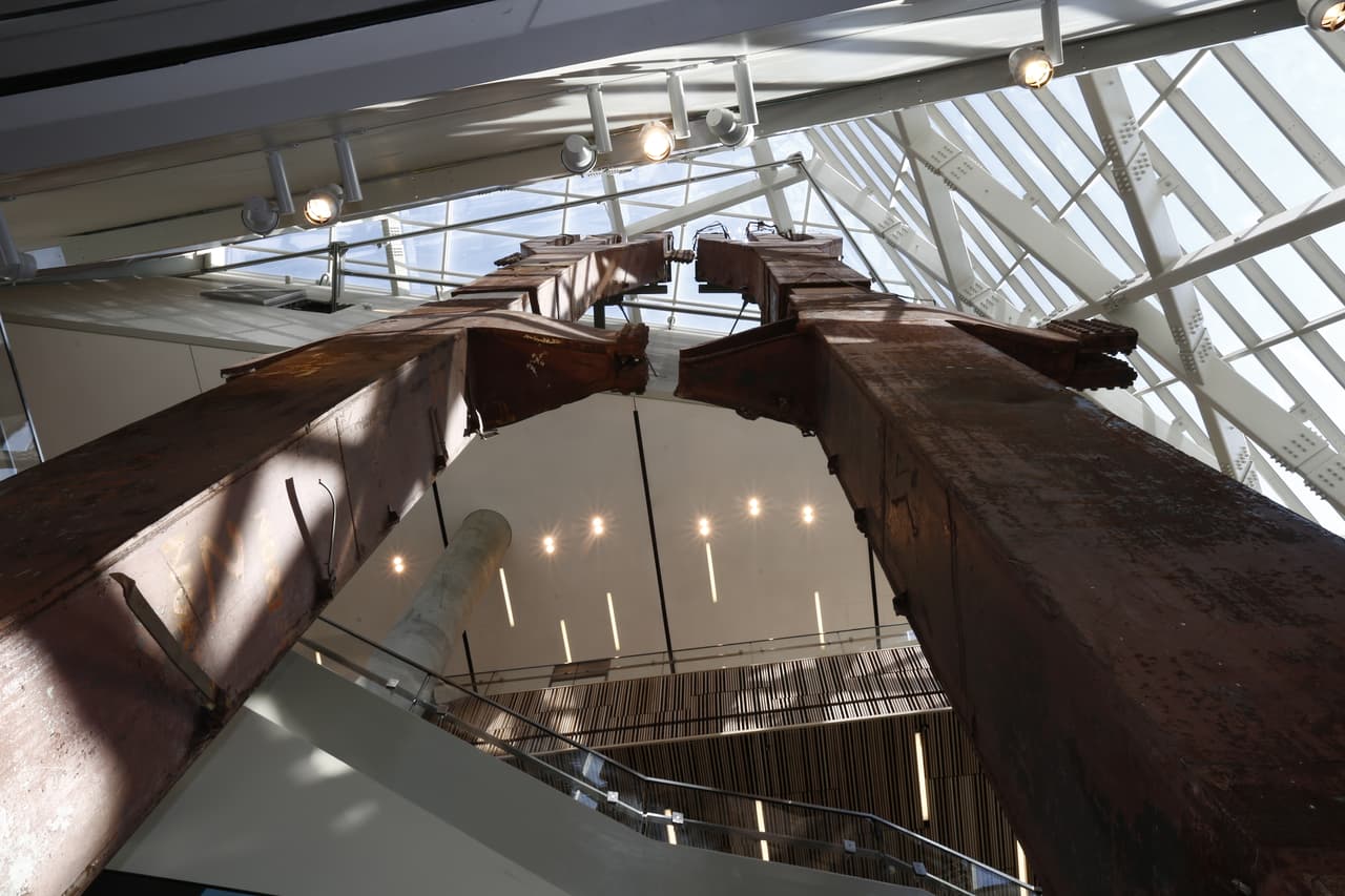 Parte de la estructura externa de acero de una de las torres. “En el vigésimo aniversario, compartiremos la historia y las lecciones aprendidas con una nueva generación, les enseñaremos sobre las repercusiones de los ataques del 11 de septiembre e inspiraremos al mundo con recuerdos de nuestra fortaleza y resistencia”, explica el museo sobre 
<a href="https://www.911memorial.org/20th-anniversary"><u>los eventos que organizó para conmemorar los 20 años de la tragedia</u></a>.