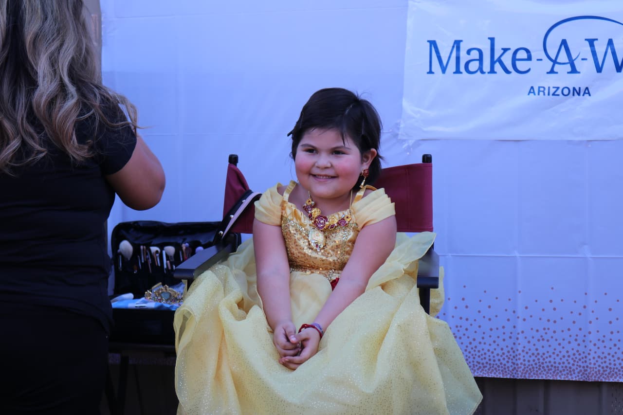 Aunque covid-19 ha pospuesto los deseos relacionados con los viajes al parque de diversión, no ha detenido el deseo de llevar magia y esperanza a hogares de menores como María, en donde recibió varios regalos y cumplió su sueño de ser una princesa. 
<br>