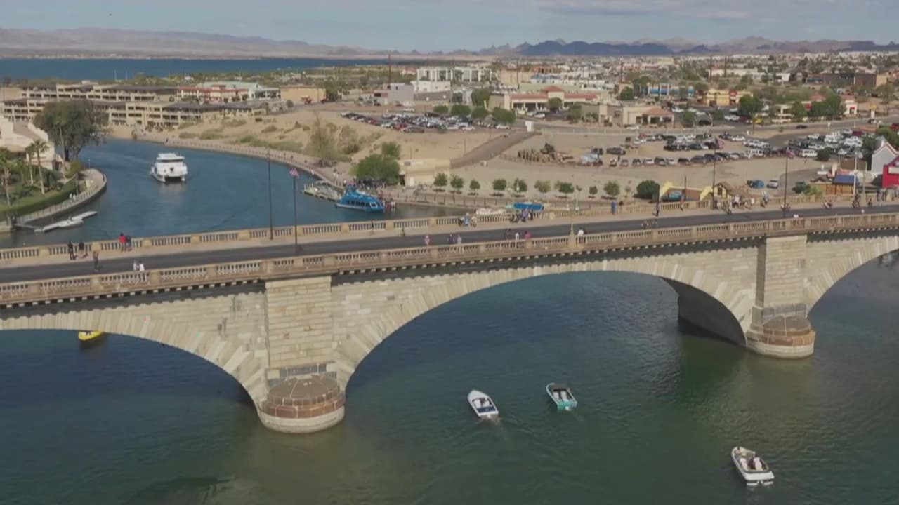 Conoce
<b><a href="https://www.univision.com/local/arizona-ktvw/lake-havasu-city-arizona-un-oasis-en-el-desierto-que-esta-a-tres-horas-de-phoenix-fotos">Lake Havasu</a></b>, un oasis en el desierto que está a tres horas de Phoenix. Lo más famoso de esta ciudad es su puente de Londres, pero su belleza y todo lo que tiene que ofrecer la ha convertido hoy en día en uno de los destinos vacacionales más populares del sudoeste de Estados Unidos.
<br>
