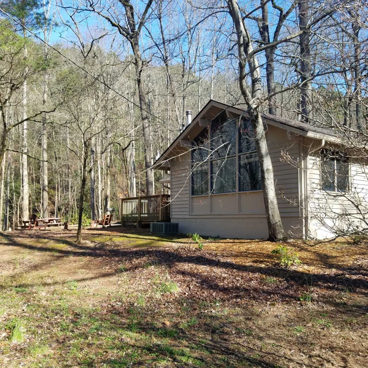Mientras que te puedes quedar en el The Amicalola Lodge, el parque también ofrece también cabañas ubicadas en dos sitios: “Wooded Mountain Top” and “Creek Side Below the Falls”. Las cabañas de 3 dormitorios tienen capacidad para 12 personas y las de 2 dormitorios tienen capacidad para 8 personas y cuentan con una chimenea, un porche trasero con mosquitero y un ventilador de techo en la sala de estar.