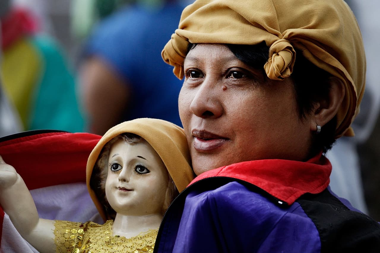 En 1540, se descubrieron minas de plata en México, y los trabajadores españoles de minas emigraron ahí. En Plateros, una pequeña población cercana a las minas de Fresnillo, se construyó una iglesia en honor a Santo Cristo de los Plateros y se colocó ahí una imagen española de Nuestra Señora y su Niño Divino.