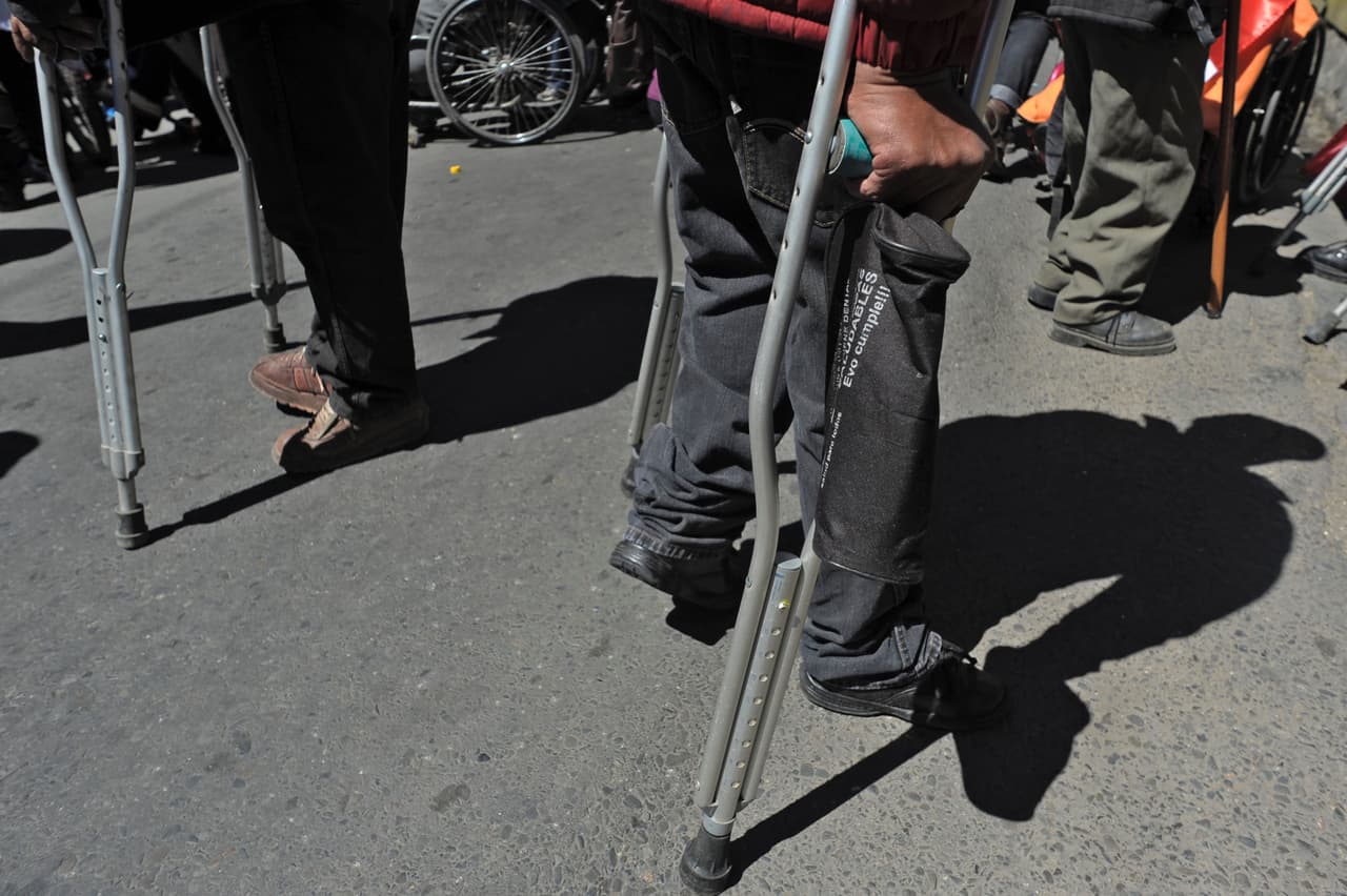 Actualmente, los discapacitados bolivianos reciben un bono anual de 1,000 bolivianos al año (más de 140 dólares), lo que equivaldría a unos 11 dólares al mes, algo que aseguran que no les alcanza para cubrir sus necesidades.