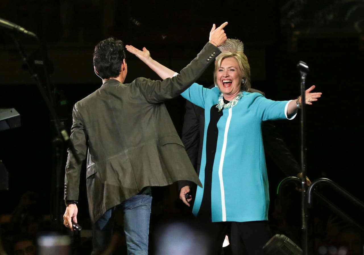 La precandidata aprovechó el escenario para invitar a los asistentes del concierto a apoyar su campaña 'Latinos for Hillary', a través de la cual pretende llegar al voto de la numerosa comunidad latina de Estados Unidos.
