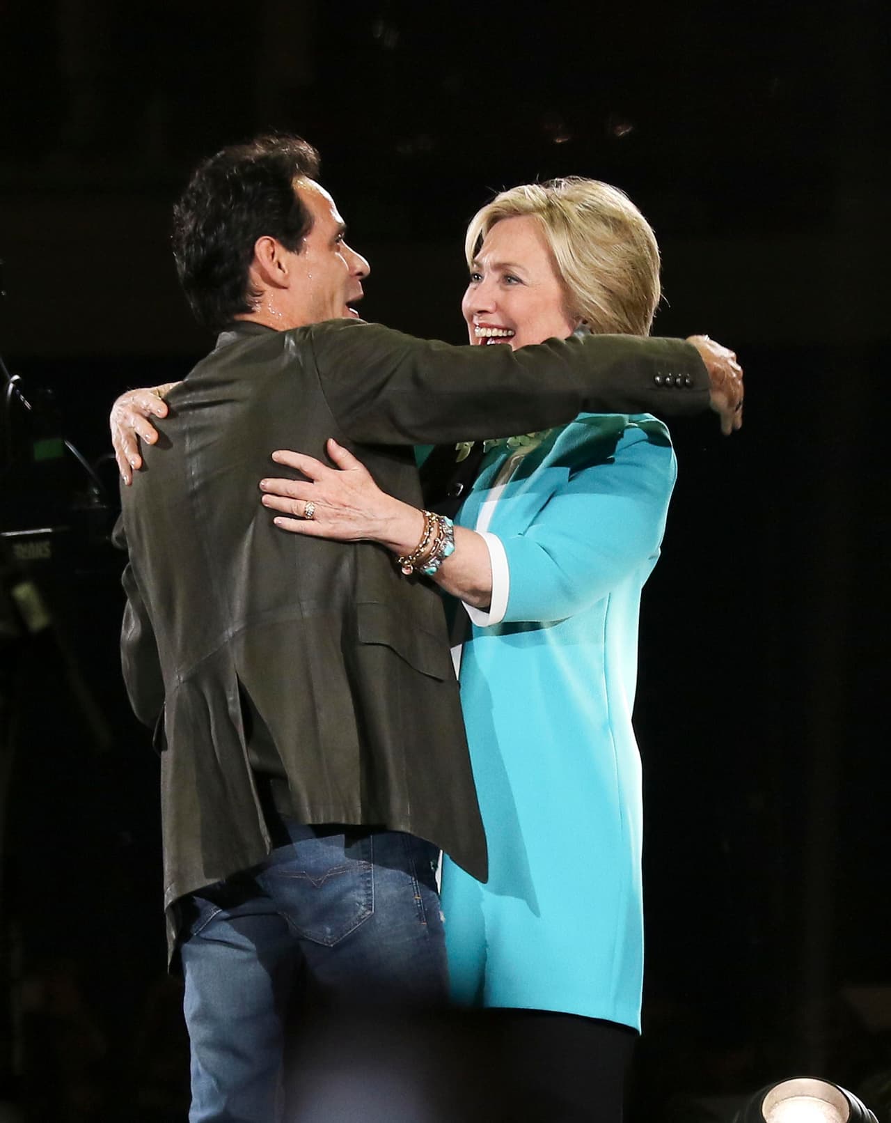 Al escenario del American Airlines de Miami subió Hillary Clinton, precandidata del partido demócrata por la presidencia de Estados Unidos.