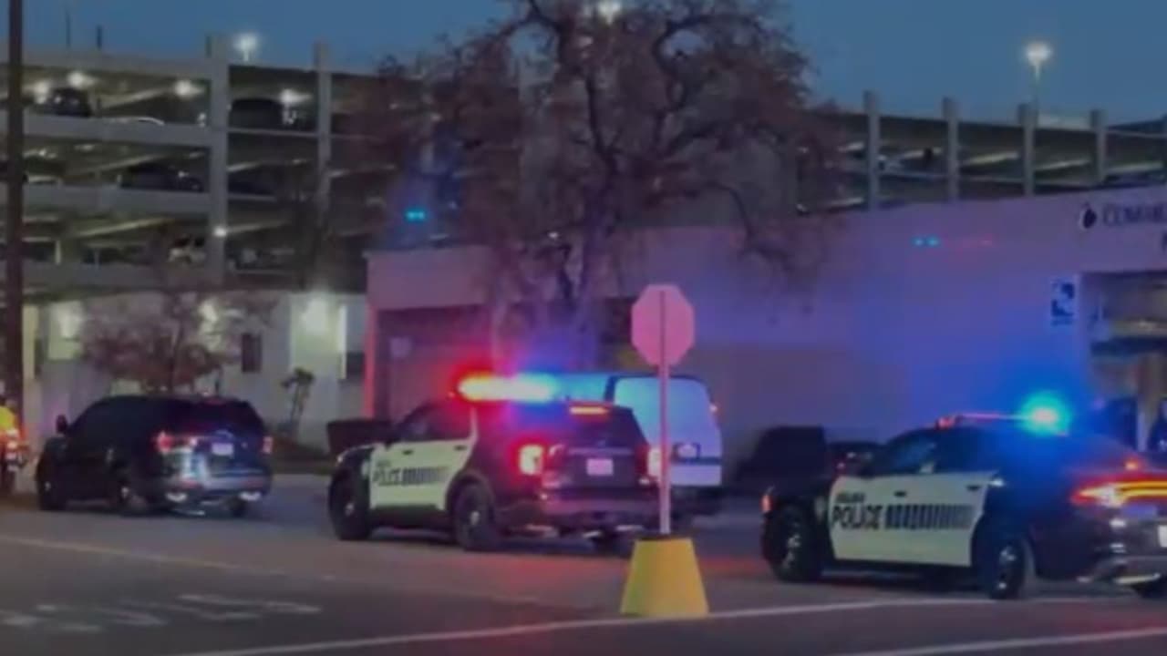 Más tarde, el cuerpo del oficial caído fue trasladado desde el Community Regional Medical Center hasta el servicio forense.