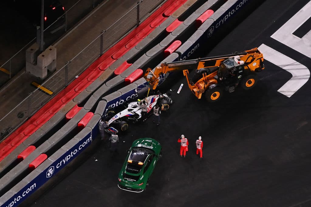 Una carrera demasiado accidentada donde Lewis Hamilton se lleva la victoria en la penúltima carrera del año. Max Verstappen de Red Bull se lleva la segunda posición y Valteri Bottas rebasó a Ocon en los últimos metros, quedando en tercera posición en el Gran Premio de Arabia Saudita; Sergio Pérez quedó fuera de la carrera tras un choque con Leclerc.
