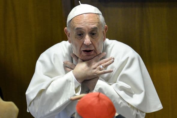 Francisco platica gesticulando con mucha intensidad con un cardenal previo al Consistorio para nominar a nuevos cardenales en febrero de este año.