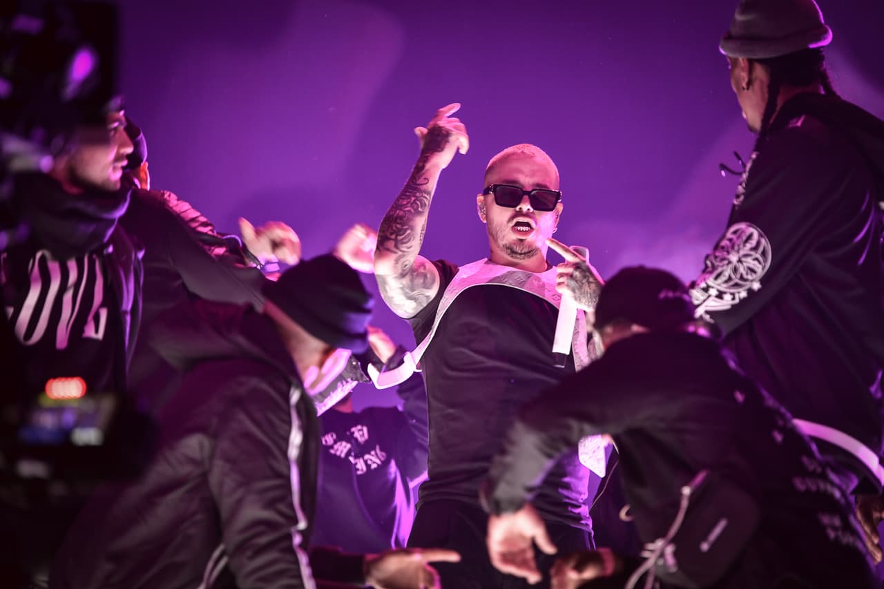 Se trata de 'I Can’t Get Enough, tema producido por Benny Blanco y Tainy."
<b>Esta canción va a ser un éxito mundial", </b>declaró a Billboard.