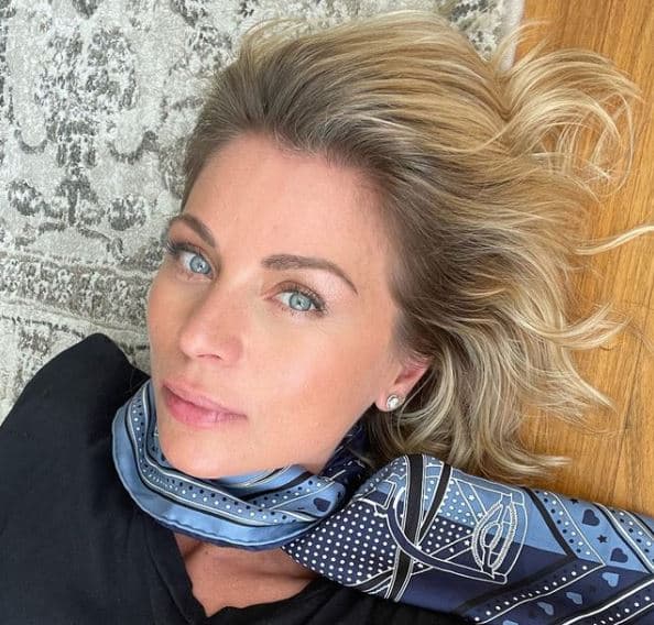 <b>Ludwika Paleta</b> es otra de las famosas que muestran sus canas con orgullo. En junio del 2021, compartió esta foto en su cuenta de Instagram para invitar a sus seguidores a encontrar el mechón más claro de su cabellera.